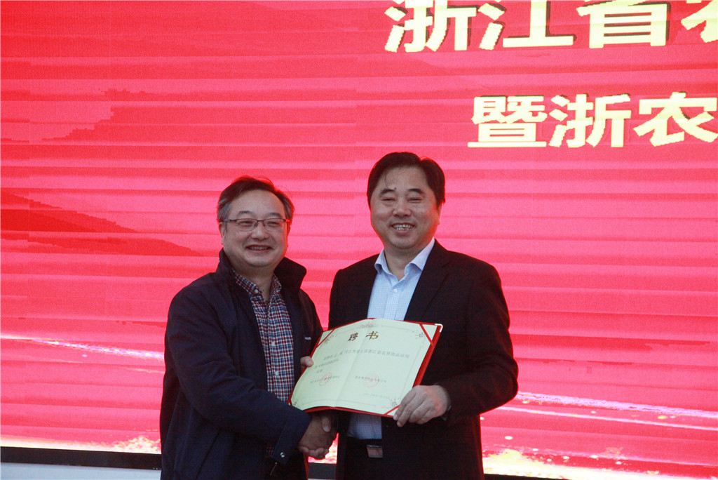 1542631117760629.jpg 邵主任頒發(fā)聘書_副本.jpg